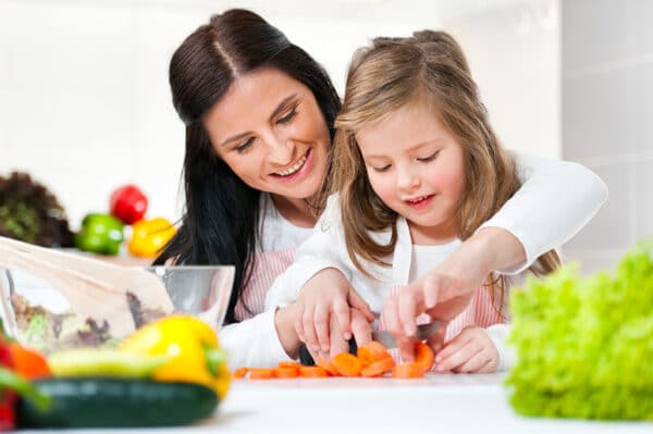 mom-child-cooking-2986099