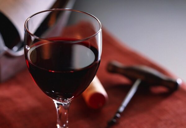 a_glass_of_red_wine_1_1600x1200-9831054